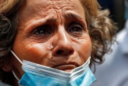 Una mujer libanesa cuyo hijo desapareció tras la explosión en el puerto de Beirut el martes, llora mientras espera información de los equipos de rescate. Jueves 6 de agosto de 2020.