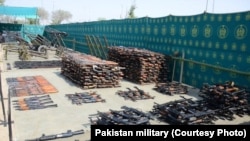 Des armes retrouvées par l’armée pakistanaise dans le Nord Waziristan, photo non datée.