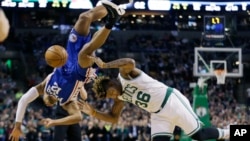 Gerald Henderson de Philadelphie essaie de bloquer Marcus Smart des Boston Celtics, USA, le 6 janvier 2017. (AP Photo/Elise Amendola)
