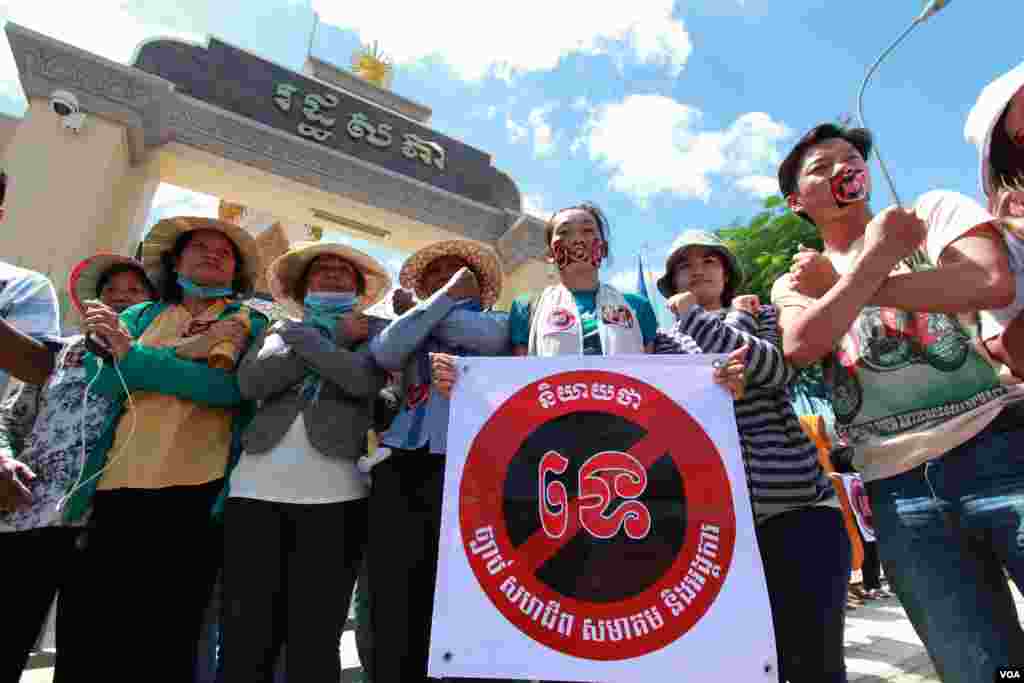  អ្នកគាំទ្រនិងសកម្មជនសិទ្ធិមនុស្សបានមកប្រមូលផ្តុំគ្នា ដើម្បីប្រឆាំងនឹងការអនុម័តច្បាប់ស្តីពីសមាគមនិងអង្គការមិនមែនរដ្ឋាភិបាលនៅមុខរដ្ឋសភាជាតិ កាលពីព្រឹកថ្ងៃអង្គារ ទី៣០ ខែមិថុនា ឆ្នាំ២០១៥។ (នូវ ពៅលក្ខិណា/VOA)