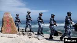 Beberapa tentara Angkatan Laut dari Pasukan Pembebasan Rakyat China (PLA) berpatroli di Pulau Woody, di Kepulauan Paracel Archipelago di Laut China Selatan, 29 Januari 2016. 