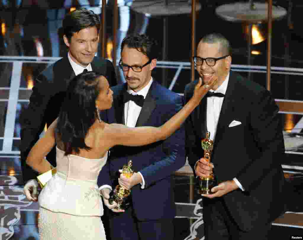 Kerry Washington (G) et Jason Bateman (haut à gauche) présente Mat Kirby (2e D) et James Lucas avec l'Oscar du meilleur film court métrage "The Phone Call" aux 87e Oscars à Hollywood, en Californie, le 22 février 2015 .