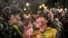 Los fanáticos del fútbol celebran después de que Colombia derrotó a Uruguay en un partido de semifinal de la Copa América, en Bogotá, Colombia, el miércoles 10 de julio de 2024.