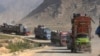 Truk yang membawa keluarga Afghanistan bergerak menuju perbatasan di Torkham, Pakistan, 31 Oktober 2023. 