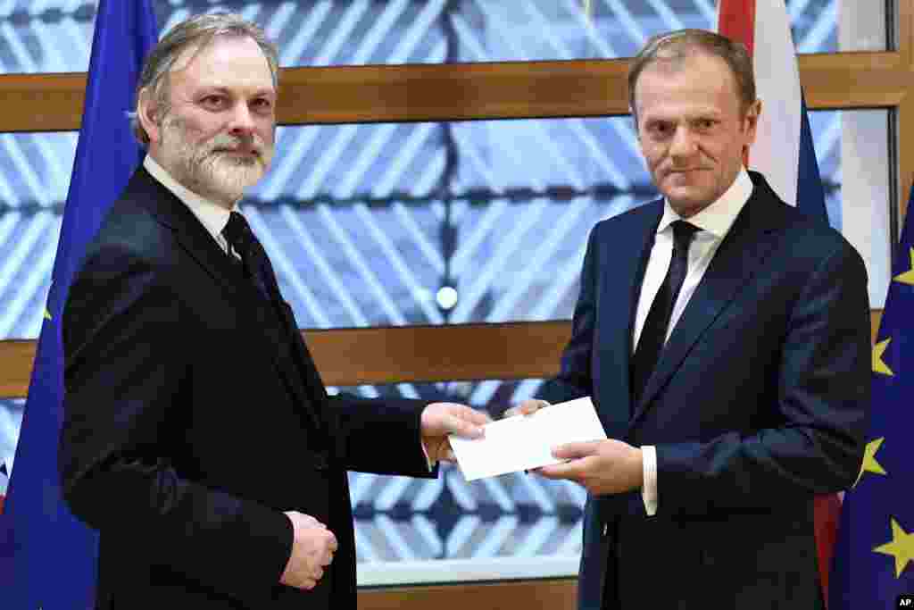 Shugaban Kungiyar Tarayyar Turai ta EU Donald Tusk ya na karbar takardar Firai minista Theresa May ta Britaniya ta fice wa daga Tarayyar Turai daga hannun wakilin Britaniya na dindindin a kungiyar, Tim Barrow a birnin Brussels. Ranar Laraba 29, Maris 2017 