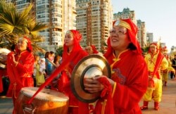 지난 2011년 2월 미국 뉴욕시에서 공자학원 원생들이 음력설 축하 행진에 참가했다.