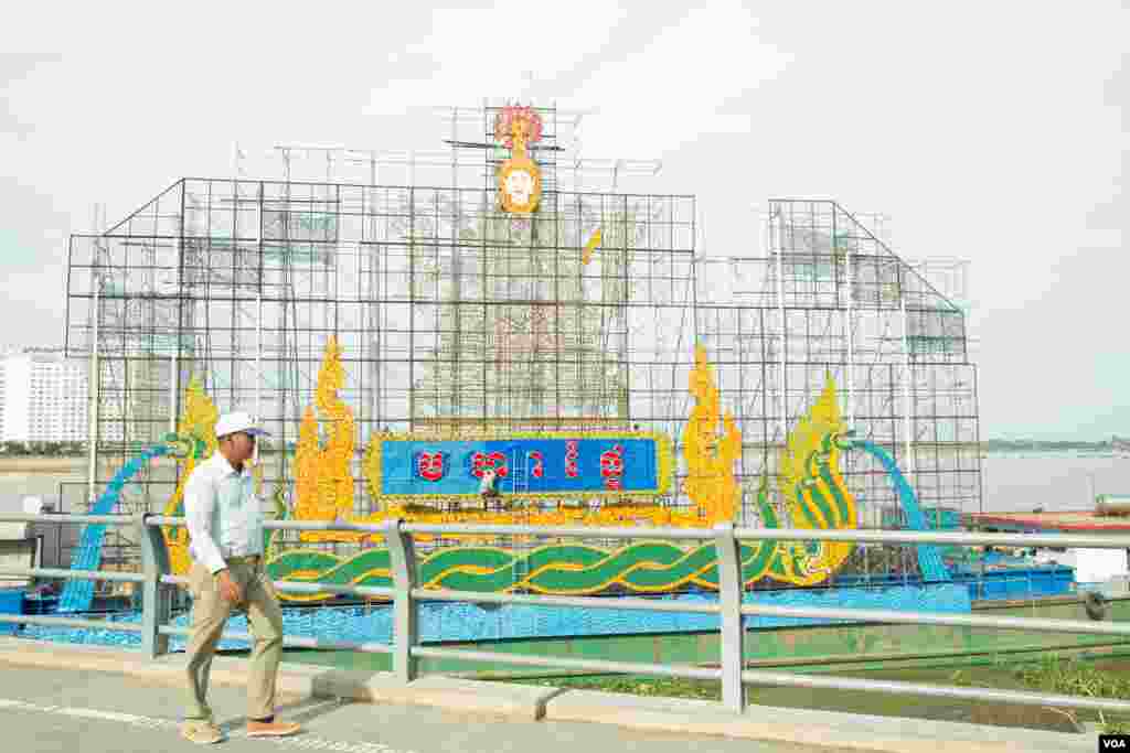 ការរៀបចំតម្លើងប្រទីប ដើម្បីអបអរសាទរព្រះរាជពិធីបុណ្យអុំទូក បណ្ដែតប្រទីប និងសំពះព្រះខែ អកអំបុកក្នុង រាជធានីភ្នំពេញ កាលពីថ្ងៃទី១៩ ខែវិច្ឆិកា ឆ្នាំ ២០១៨។ (ទុំ ម្លិះ/VOA)