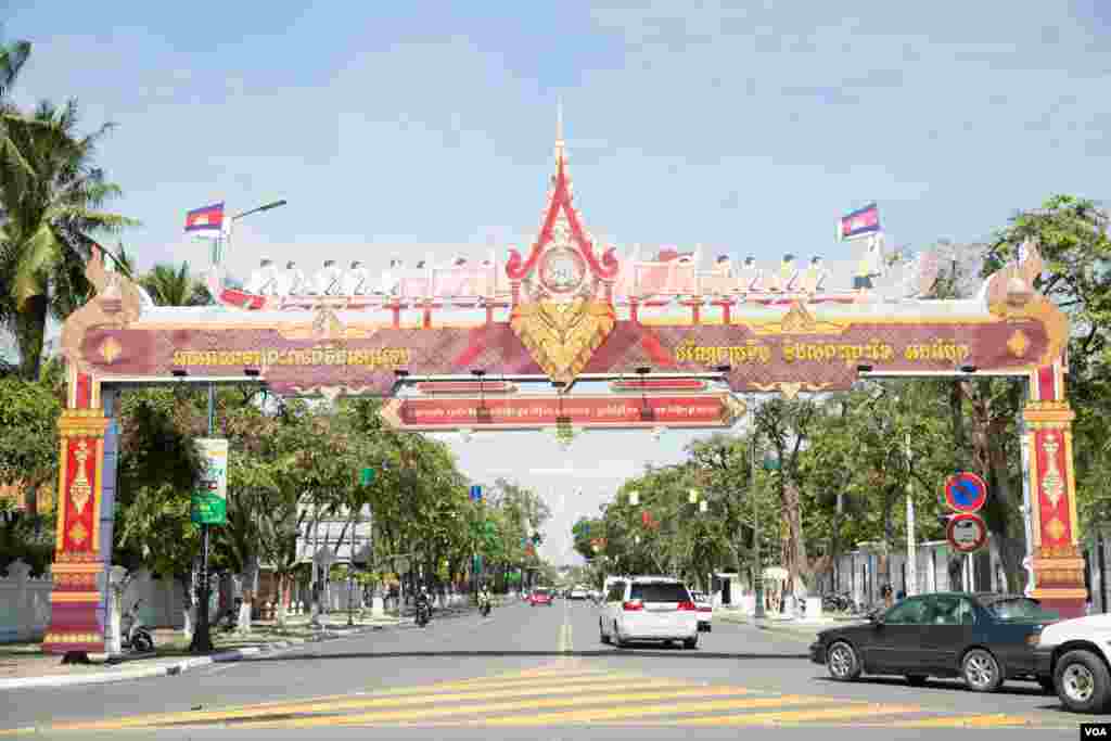 របាកាត់ទទឹងផ្លូវ ដើម្បីអបអរសាទរព្រះរាជពិធីបុណ្យអុំទូក បណ្ដែតប្រទីប និងសំពះព្រះខែ អកអំបុក ត្រូវបានតម្លើងរួចនៅលើវិថីព្រះនរោត្តម រាជធានីភ្នំពេញ កាលពីថ្ងៃទី១៩ ខែវិច្ឆិកា ឆ្នាំ ២០១៨។(ទុំ ម្លិះ/VOA)