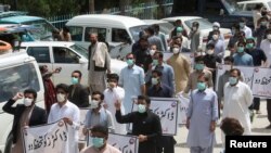 Para dokter di Pakistan berunjuk rasa, memprotes kurangnya alat pelindung diri (APD) dalam menghadapi virus corona di Quetta, Pakistan, 6 April 2020. (foto; dok). 