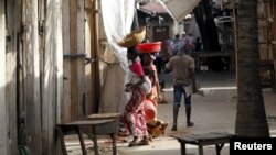 Une femme se promène sur un marché à Bujumbura, 29 avril 2015. 