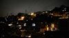 Algunas calles y casas están a oscuras debido a la falta de electricidad en el barrio Catia de Caracas. Diciembre 20, 2019.