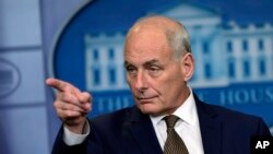 Le secrétaire général de la Maison Blanche, John Kelly, pointe sur un journaliste lors d'une conférence de presse à la Maison Blanche, Washington, 12 octobre 2017.