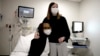Primalac svinjskog bubrega Towana Looney sjedi sa hirurgom za transplantaciju dr. Jayme Locke u NYU Langone Health, u New Yorku, 10. decembra 2024. godine.