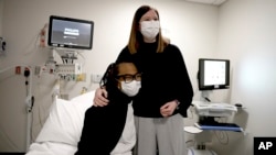 Primalac svinjskog bubrega Towana Looney sjedi sa hirurgom za transplantaciju dr. Jayme Locke u NYU Langone Health, u New Yorku, 10. decembra 2024. godine.