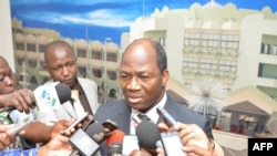 Menlu Burkina Faso Djibrill Basole memberikan keterangan kepada media seusai pertemuan wakil dari pemberontak Tuareg dan pemerintah Mali di istana presiden di Ouagadougou (10/6).