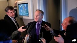 Sean Spicer, avec la presse à bord de l'avion présidentiel Air Force One, Philadelphie, le 26 janvier 2017. (AP Photo/Pablo Martinez Monsivais)