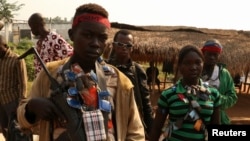 Des enfants soldats, combattants de la malice anti-balaka dans le district d’Ouengo, à Bangui, Centrafrique, 12 janvier 2014.