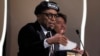 Le réalisateur Spike Lee prend la parole après avoir remporté le Grand Prix du film "BlacKkKlansman" lors de la cérémonie de clôture du 71e festival de Cannes, en France, le 19 mai 2018.