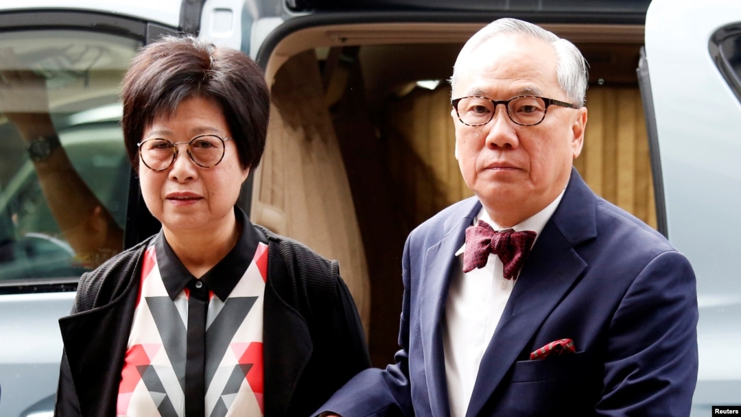 香港前行政長官曾蔭權與妻子為其上訴法庭就其不當行為作出的判決前往香港高等法院。（2018年7月20日） 