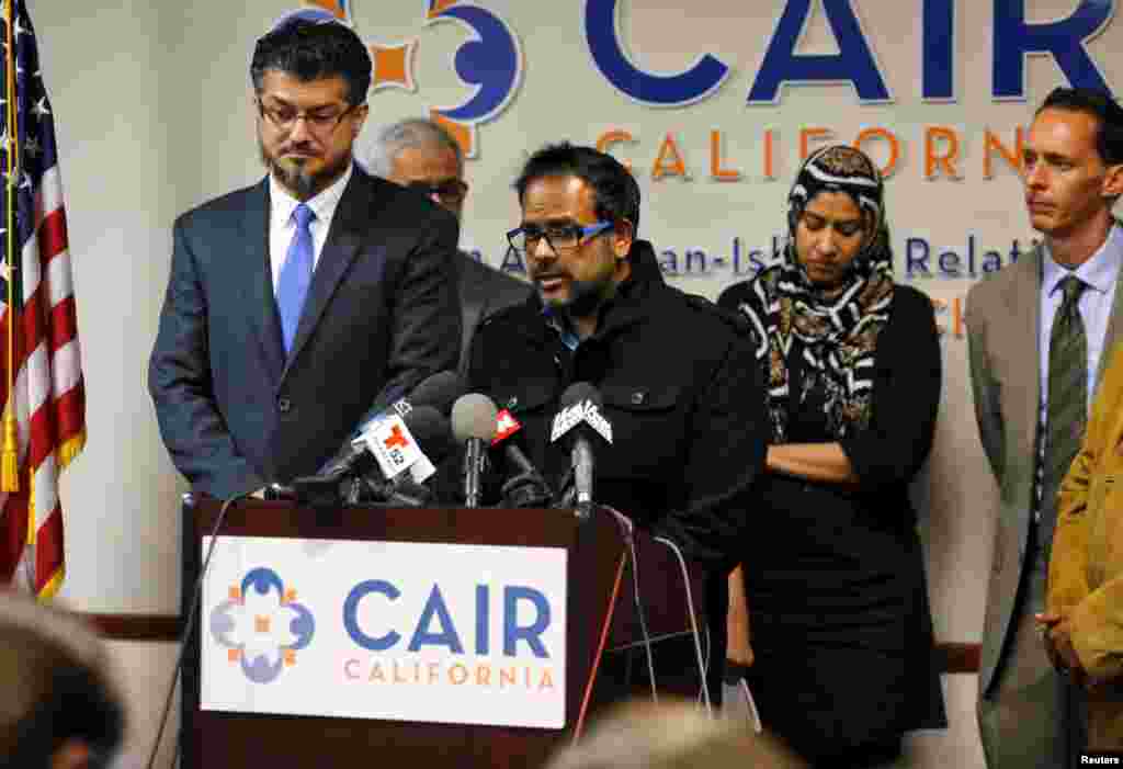 Farhan Khan, au centre, demi-frère de Syed Farook, l’un des auteurs de la fusillade, , tient une conférence de presse au Conseil sur les relations américano-islamiques, en Californie, 2 décembre 2015.