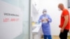 Un letrero en la puerta muestra el lote de la vacuna AstraZeneca que se usa actualmente en un centro de vacunación en Bucarest, Rumania, el 7 de abril de 2021.