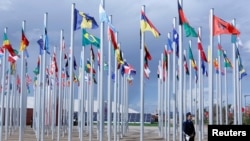 Des drapeaux de différents pays sont installés près des bâtiments où a lieu la COP22 à Marrakech, Maroc, le 6 novembre 2016.