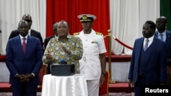 Rais wa Kenya Uhuru Kenyatta (katikati), Naibu wa rais William Ruto (kushoto) na kiongozi wa upinzani Raila Odinga (kulia) wakati wa uzinduzi wa ripoti ya BBI, Nairobi, Kenya