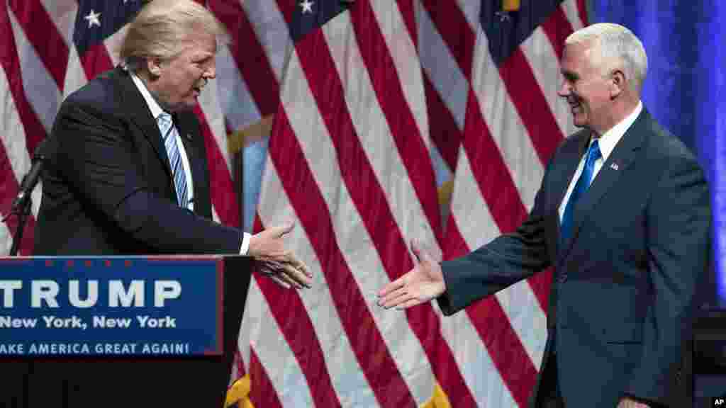 Le candidat républicain désigné Donald Trump, serre la main avec le gouverneur Mike Pence, le 16 juillet, 2016, à New York.