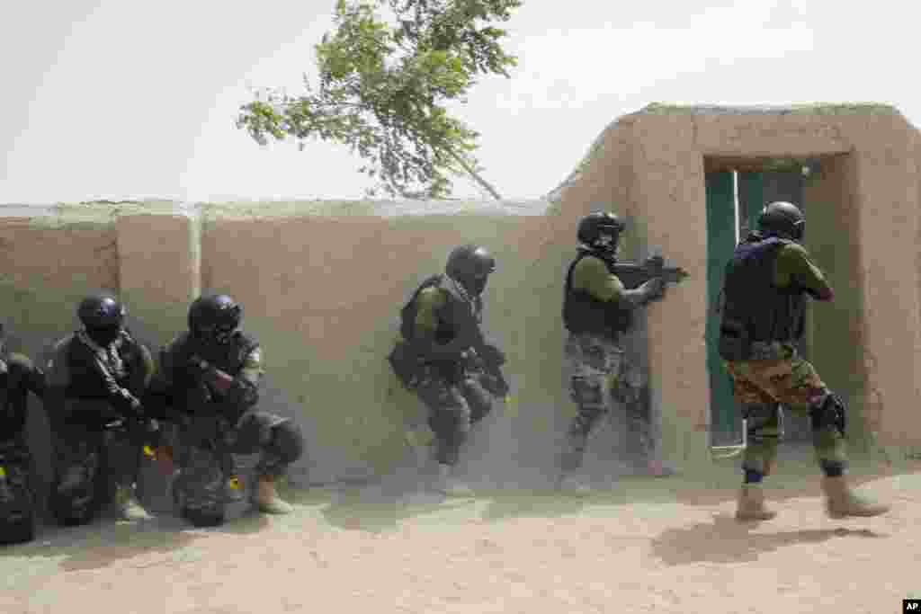 Les forces spéciales nigérianes participent à un exercice de libération d'otages à Mao, Tchad, samedi 7 mars 2015.