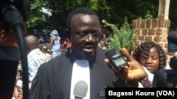 Me Bénéwendé Stanislas Sankara, un des avocats de la famille l'ancien président Thomas Sankara lors d'un point de presse à Ouagadougou, Burkina, 13 octobre 2015 (VOA/Bagassi Koura)