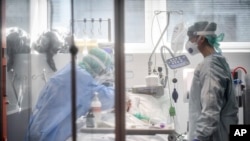 FILE - Wafanyakazi wa afya wakiwa katika chumba cha watu mahututi katika hospitali ya Brescia, Itali Machi 19, 2020.