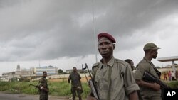 Soldados pro-Ouattara nas imediações de Abidjan durante o conflito pós-eleitoral