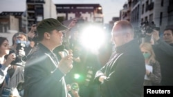 Jedan od lidera Saveza za Srbiju Dragan Đilas i predsednik Pokreta slobodnih građana Sergej Trifunović, tokom skupa podrške Draganu Đilasu, u beogradsdskoj opštini Vračar, 4. maja 2020. (Foto. REUTERS/Marko Đurica)