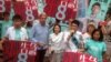 香港眾志主席、前學聯秘書長羅冠聰投票當天晚仍在銅鑼灣拉票(美國之音海彥拍攝)