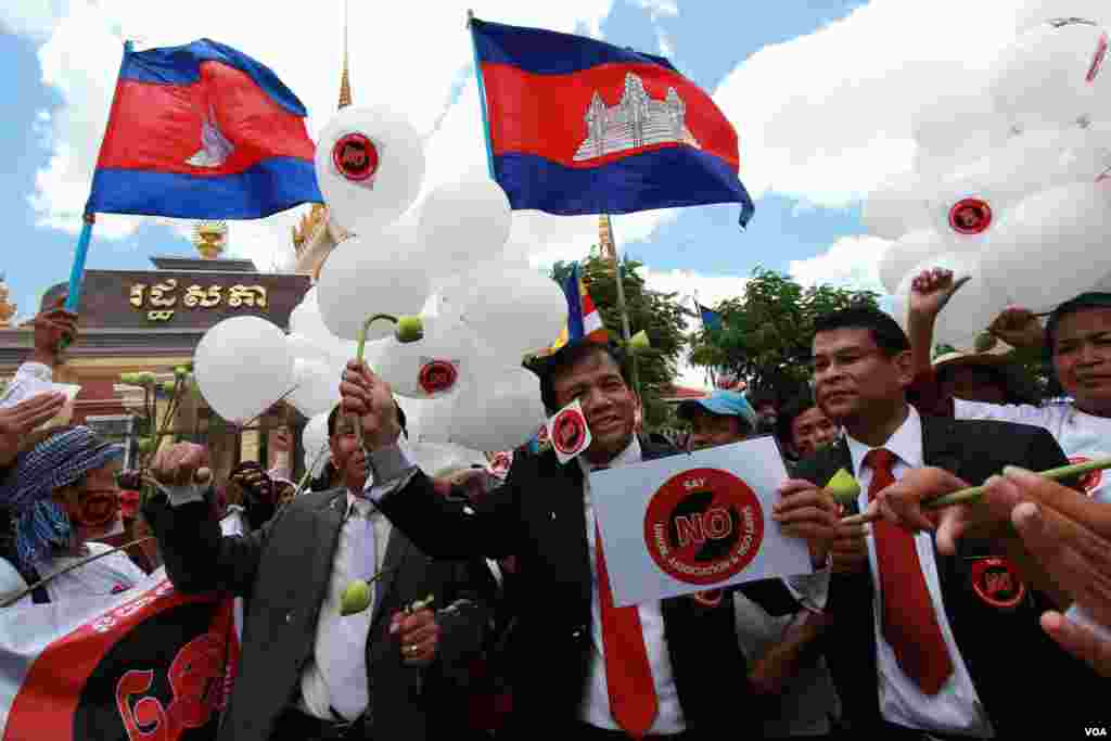  អ្នកតំណាងរាស្ត្រគណបក្សសង្គ្រោះជាតិ រួមមានលោក រៀល ខេមរិន្ទ បានមកចូលរួមគាំទ្រការប្រឆាំងនឹងការអនុម័តច្បាប់ស្តីពីសមាគមនិងអង្គការមិនមែនរដ្ឋាភិបាលដ៏ចម្រូងចម្រាសនៅមុខរដ្ឋសភាជាតិ កាលពីថ្ងៃទី៣០ ខែមិថុនា ឆ្នាំ២០១៥។ (នូវ ពៅលក្ខិណា/VOA)