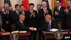 지난달 15일 도널드 트럼프 미국 대통령과 류허 중국 부총리가 백악관에서 1단계 무역합의문에 서명한 후 악수하고 있다. 