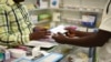 Un homme achète un masque facial dans une pharmacie de Kitwe, en Zambie, le 6 février 2020. (Photo: AP)