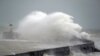Olas rompiendo contra un dique en Newhaven, sureste de Inglaterra, al paso de la tormenta Ciara por Gran Bretaña, el domingo 9 de febrero de 2020. (Andrew Matthews/PA via AP)