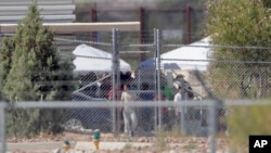 Mereka yang ditahan tampak di fasilitas dimana tenda penampungan digunakan untuk menampung anggota-anggota keluarga yang dipisahkan di Fabens, Texas, 21 Juni 2018 (foto: AP Photo/Matt York)