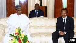 
Les Présidents Camerounais Paul Biya (à droite) et nigérian Muhammadu Buhari (à gauche), au Palais présidentiel à Yaoundé, au Cameroun, le 29 Juillet 2015. (AFP)
