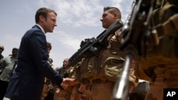 Le président français Emmanuel Macron en visite au soldat de l'opération Barkhane, au Mali, le 19 mai 2017.