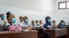 Les élèves portent des masques faciaux dans leur classe à l'école du révérend Kim, au quartier Lingwala, à Kinshasa le 10 août 2020, à la reprise des cours après le confinement. (Photo by Arsene Mpiana / AFP)