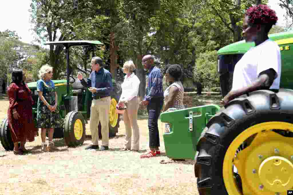  Mke wa rais wa Marekani Jill Biden na waziri wa masuala ya Afrika Mashariki Rebecca Miano wahudhuria maonyesho ya ujasiriamali yaliyoandaliwa na Hello Tractor.
