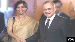 Sekjen Kementerian Luar Negeri India Nirupama Rao (kiri) berjabat tangan dengan Sekjen Kementerian Luar Negeri Pakistan Salman Bashir di Pakistan.