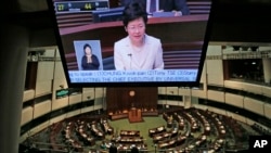 Sekretaris Kepala Hong Kong, Carrie La, menyampaikan gagasan reformasi pemilu yang didukung Beijing di gedung legislatif (22/4). (AP/Vincent Yu)