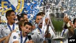 Les joueurs du Real Madrid jubilent avec leur trophée de Ligue des Champions à Kiev, Ukraine, le 26 mai 2018.