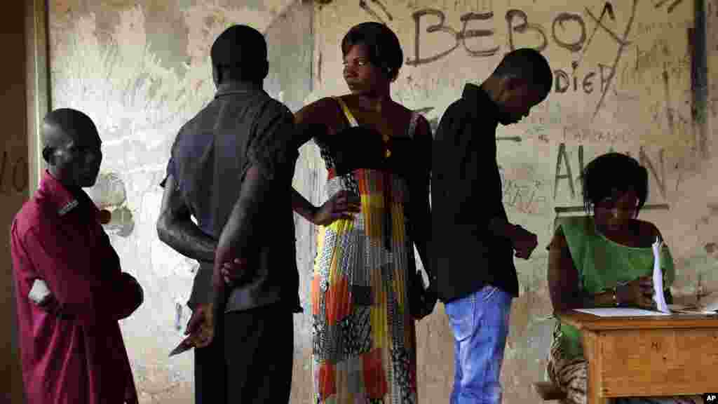 Les électeurs font la queue pour voter dans le quatrième arrondissement lors du second tour de l'élection présidentielle, Bangui, en République centrafricaine, 14 février 2016.