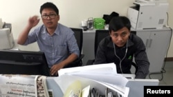 透社记者瓦龙（左）和觉梭在仰光路透社记者站工作