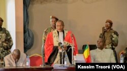Le président de la cour annonce le report du procès d’Amadou Haya Sanogo, l’ex-chef de la junte malienne, et ses 17 coaccusés, a la Cour d’assise, à Sikasso, Mali, 8 décembre 2016 (VOA/Kassim Traoré).