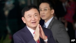 Mantan Perdana Menteri Thailand Thaksin Shinawatra tiba di Bandara Don Muang, Bangkok, Thailand, 22 Agustus 2023. (Foto: Sakchai Lalit/AP Photo)